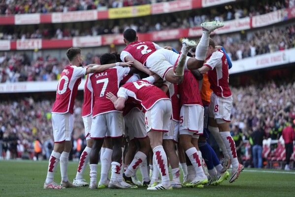 Arsenal and Liverpool win in Premier League to keep in touch with